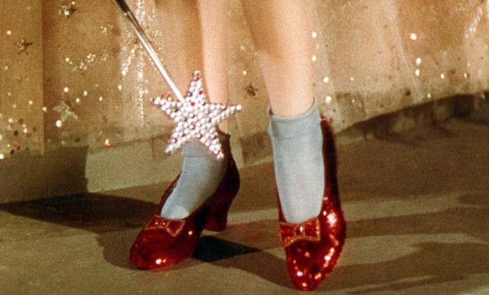 Un milione di dollari a chi troverà le scarpette rosse di Dorothy