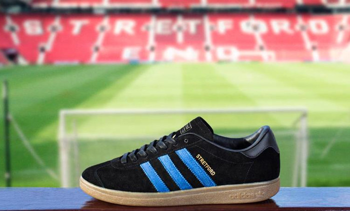 Manchester United: Adidas lancia le scarpe celebrative, ma coi colori del City