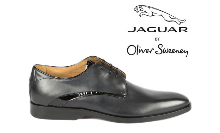 Ecco le scarpe perfette per guidare una Jaguar!