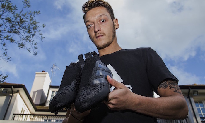 Adidas: scarpe da calcio senza lacci!