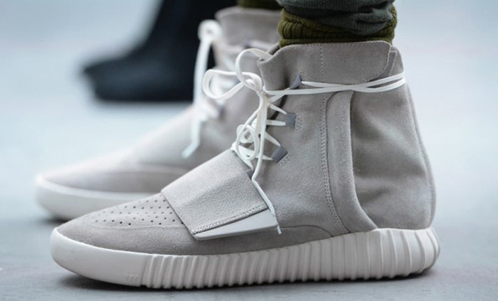 Adidas rilancia la scarpa indossata da Kenye West: delirio sul web