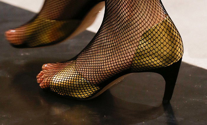 Dior: sandalo imprigionato in una calza a rete