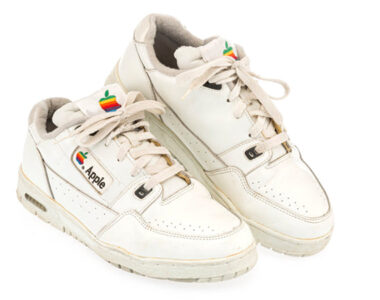 Le esclusive sneakers Apple da collezione in vendita a 50.000 dollari